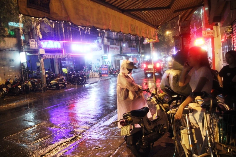 Cơn mưa 'vàng' giải nhiệt cho người dân Sài Gòn ảnh 8 Cơn mưa 'vàng' giải nhiệt cho người dân Sài Gòn ảnh 8